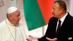 프란치스코(왼쪽) 교황이 사흘간의 조지아-아제르바이잔 순방 일정 중 2일 아제르바이잔 수도 바쿠에서 일함 알리예프 대통령을 만나 환담하고 있다.