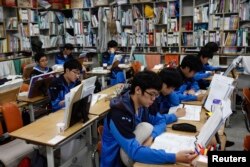 Para siswa mengikuti ujian masuk perguruan tinggi di Sekolah Deung Yong Moon di Kwangju, 40 kilometer tenggara ibu kota Seoul (foto: dok).