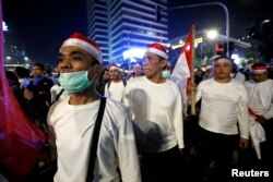 Para demonstran di depan kantor Bawaslu, Jakarta hari Selasa malam (21/5). (Foto: Willy Kurniawan/Reuters).