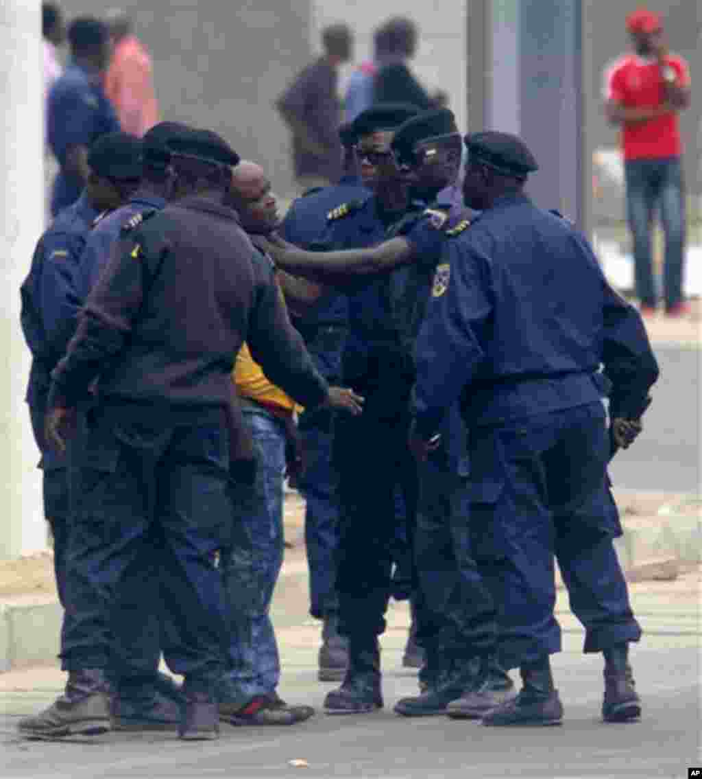 Un journaliste de télévision est arrêté et malmené par la police alors qu&#39;il couvrait une manifestation de l&#39;opposition à Kinshasa, au Congo, jeudi le 1 septembre 2011 photo. (AP Photo / John Bompengo) 