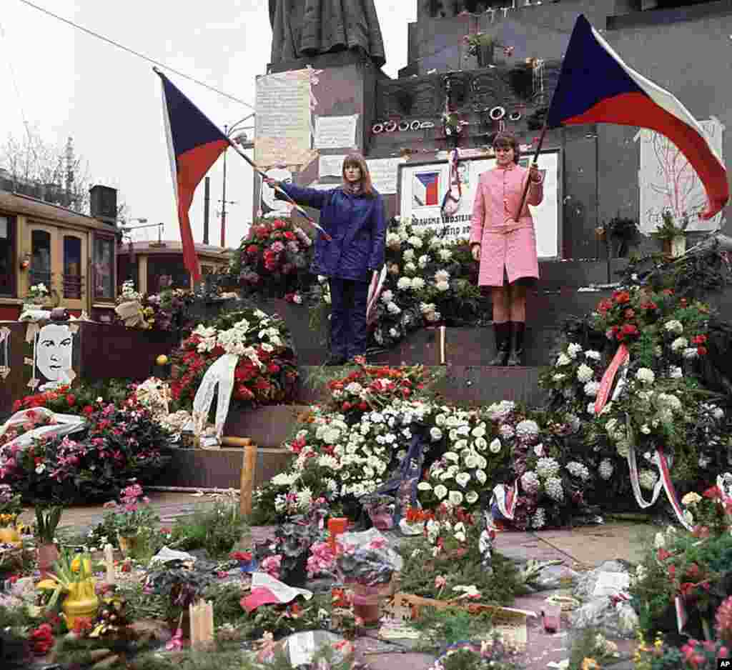 1969年1月24号，在简•帕拉奇葬礼的前一天，前捷克斯洛伐克人在布拉格市中心的瓦茨拉夫广场向他致敬。简•帕拉奇是一名捷克学生，1969年1月19号自焚，抗议苏联占领捷。(AFP)