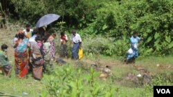 Hindu corpses and bereaved family members in Northern Rakhine state, Myanmar, Sept. 27, 2017. (Moe Zaw and Sithu Naing/VOA Burmese)