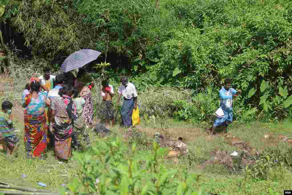 Bereaved family members inspect remains of Hindu victims in Northern Rakhine state, Myanmar, Sept. 27, 2017. (Moe Zaw and Sithu Naing/VOA Burmese)
