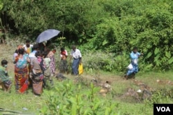 FILE - Bereaved family members gather around HIndu corpses in northern Rakhine state, Myanmar, Sept. 27, 2017. (Moe Zaw and Sithu Naing/VOA Burmese)