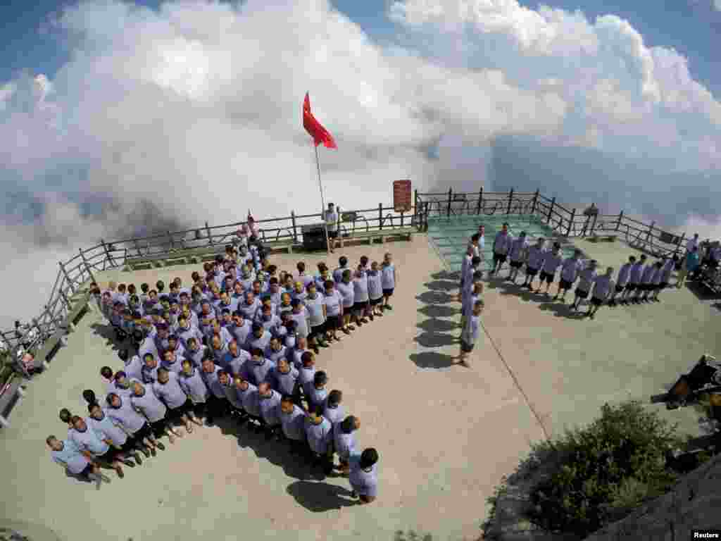 8월 1일 중국 '건군절'을 맞아 인민해방군 참전 용사들이 허난성 뤄양의 한 산 정상에 별 모양으로 대열을 맞춰 서있다.
