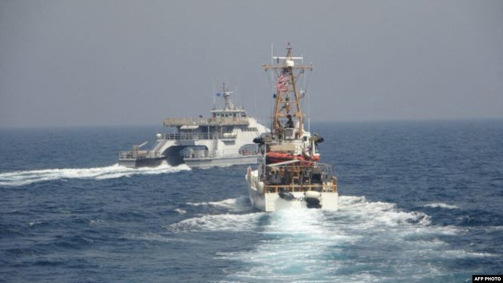 美国海军公布的照片显示，伊朗伊斯兰革命卫队海军的“哈斯55号”在阿拉伯湾南部公海水域以不安全方式近距离从美国海岸警卫队“莫诺莫伊号”巡逻艇前方驶过。(2021年4月2日)(photo:VOA)