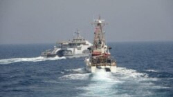 美国海军公布的照片显示，伊朗伊斯兰革命卫队海军的“哈斯55号”在阿拉伯湾南部公海水域以不安全方式近距离从美国海岸警卫队“莫诺莫伊号”巡逻艇前方驶过。(2021年4月2日)