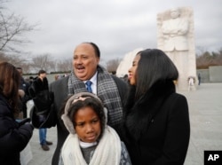 Mwana wemuchakabvu VaMartin Luther King III,mudzimai wavo Arndrea Waters, nemwana wavo Yolanda, vachishanyira zvivakwa zve Martin Luther King Jr., Memorial zviri mu National Mall muguta reWashington.