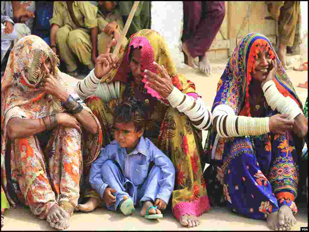 سندھ کے دیہی علاقوں میں اکثر مقامات پر صحت کی بنیادی سہولتیں دستیاب نہیں۔ ایسے میں ان لیڈی ہیلتھ ورکرز کی موجودگی ایک غنیمت ہے
