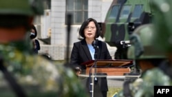 Presiden Taiwan Tsai Ing-wen menyampaikan pidatonya kepada tentara di tengah Covid-19 ketika kunjungannya ke pangkalan militer di Tainan, Taiwan selatan, pada 9 April 2020. (Foto: AFP)