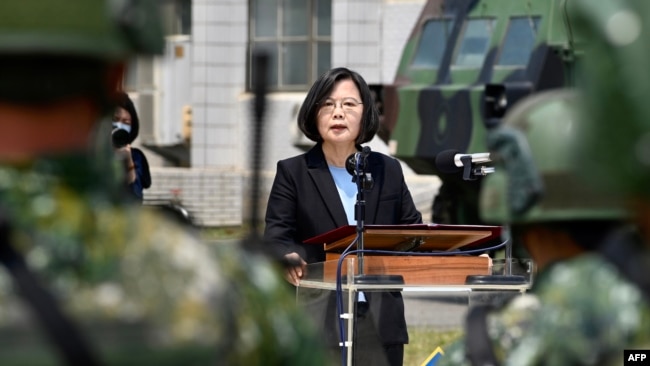 Tổng thống Đài Loan Thái Anh Văn đến thăm và phát biểu trước binh sĩ ngay trong mùa dịch COVID-19.