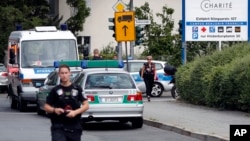 Seorang polisi melakukan pengamanan di Rumah Sakit Benjamin-Franklin di distrik Steglitz, Berlin, Jerman, Selasa (26/7). 