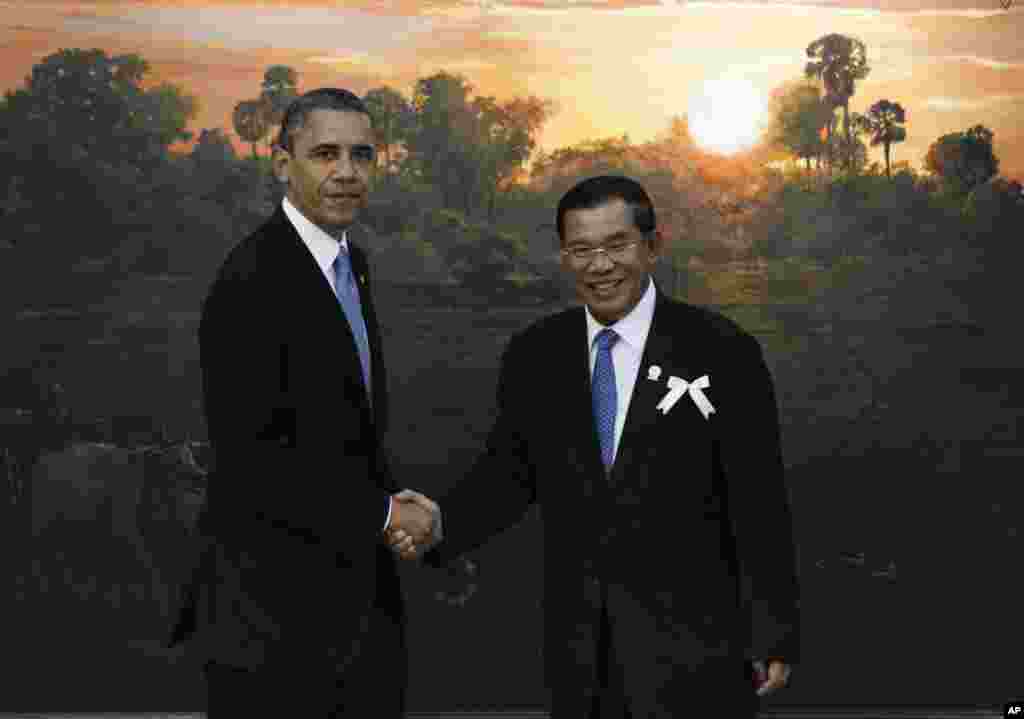 Obama bersama Perdana Menteri Kamboja Hun Sen sebelum pertemuan dengan pemimpin ASEAN di Phnom Penh (19/11).