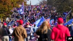 Người ủng hộ Tổng thống Donald trump tham dự các cuộc tuần hành ủng hộ ông, ngày 14 tháng 11, 2020 ở Washington.