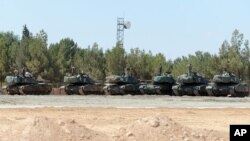 Tank-tank pasukan Turki siaga di Karkamis, di perbatasan dengan Suriah untuk mendukung pemberontak Suriah dalam menggempur ISIS, Sabtu (3/9). 
