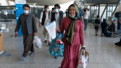 Жители Афганистана прибывают в международный аэропорт имени Даллеса в Вашингтоне, 23 августа 2024