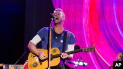 Chris Martin của nhóm nhạc Coldplay biểu diễn trên sân khấu của Festival âm nhạc Budweiser Made In America ở Philadelphia. 
