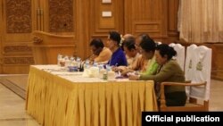 ဒေါ်အောင်ဆန်းစုကြည်နှင့် NLD ဗဟိုအလုပ်အမှု့ဆောင်မား လွှတ်တော်ပုံမှန်အစည်းအဝေးများသို့တက်ရောက်နေသည့်NLDလွှတ်တော်ကိုယ်စားလှယ်များနှင့်တွေဆုံခဲ့စဉ် (Photo-NLD Chairperson) ၁.၃.၂၀၁၆