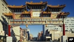當年北京市長陳希同和華盛頓市長巴里的簽名的牌坊依然屹立華盛頓中國城街口。