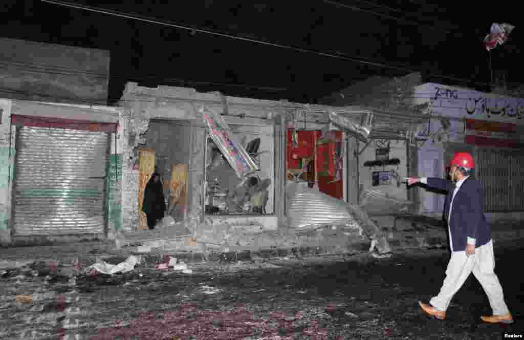 A rescue worker at the site of a suicide bomb attack on the outskirts of Rawalpindi, near Islamabad, Pakistan, November 21, 2012.