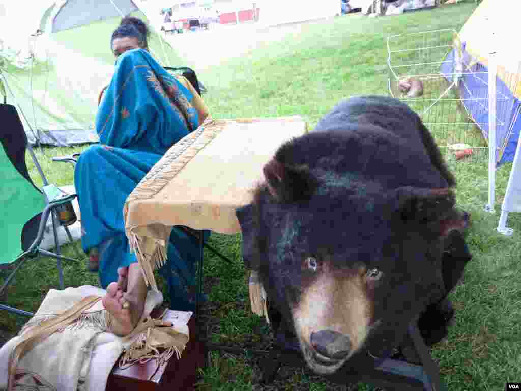 მოჰამედ მორსის მხარდამჭერს წყლის ჭავლით აგრილებენ ქაიროს რაბაა ადავიას მოედანზე, 12 ივლისი, 2013.