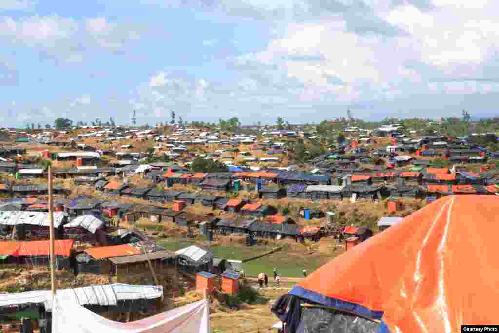 Ribuan warga Muslim Rohingya tinggal di tempat penampungan sementara di sebuah kamp pengungsi di Bangladesh. (Foto:Dr. Imran Akbar)