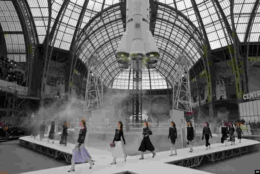 Para model mengenakan kreasi Chanel pada pameran busana di Paris, Perancis.