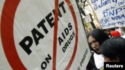Protes terhadap pematenan obat AIDS, sesuatu yang akan terjadi jika perusahaan farmasi Novartis memenangkan kasus di India. (Foto: Dok)