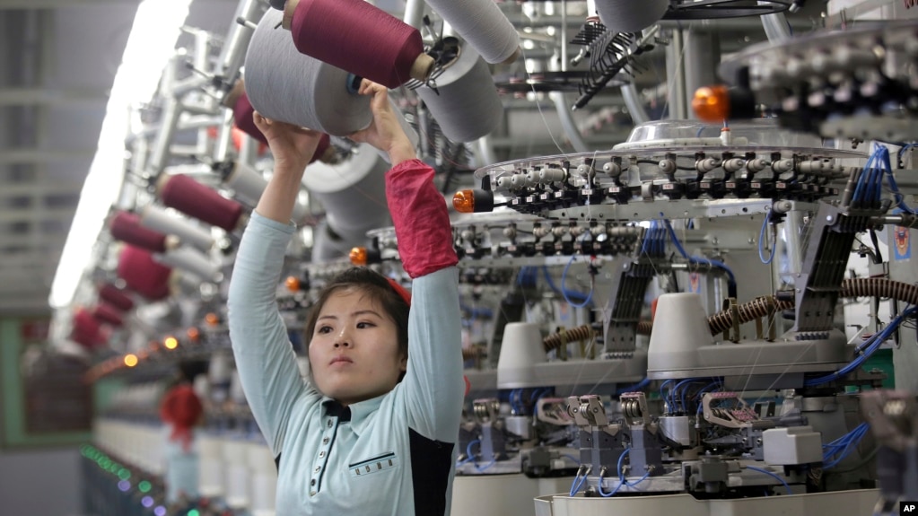 朝鲜的一名女工在平壤袜厂工作(2017年1月9日)