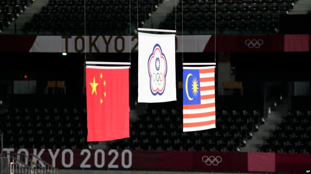 东京奥运会羽毛球男双颁奖台上，台湾选手李洋与王齐麟获金牌，中国选手李俊慧与刘雨辰获银牌，马来西亚选手获铜牌。（2021年7月31日） (photo:VOA)
