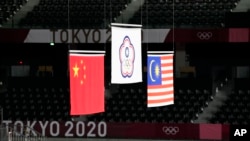 东京奥运会羽毛球男双颁奖台上，台湾选手李洋与王齐麟获金牌，中国选手李俊慧与刘雨辰获银牌，马来西亚选手获铜牌。（2021年7月31日） 