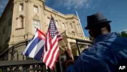 Cuba respondió a la advertencia estadounidense y señaló que “No hay fuerza, amenaza o bloqueo que pueda apartarnos de nuestros principios solidarios, internacionalistas, latinoamericanistas, bolivarianos y martianos". 