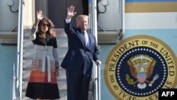 Ông Trump và phu nhân đặt chân xuống căn cứ Yokota hôm 5/11.