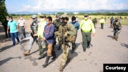 La lucha contra el coronavirus no ha impedido que el gobierno colombiano siga su enfrentamiento contra narcos, guerrilleros rearmados y otros grupos irregulares, capturando a decenas.