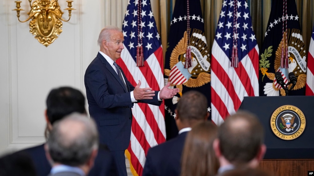 拜登总统在白宫签署推动竞争的行政命令前发表讲话。(2021年7月9日)(photo:VOA)