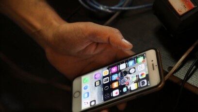 Magnetic Pouches Lock Up Students' Cellphones At San Mateo High School 