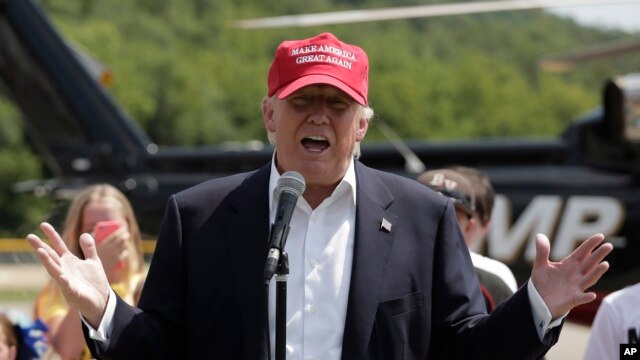 Donald Trump llegó en su helicóptero a la Feria Estatal de Iowa el sábado, 15 de agosto de 2015.
