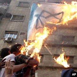 Demonstrators burn an Israeli flag during a protest in Cairo September 9, 2011.