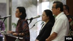 Menkeu Sri Mulyani Indrawati memberikan keterangan kepada media bersama Ketua DPR RI Puan Maharani dan Menkumham Yasonna Laoly, Kamis (2/4). 