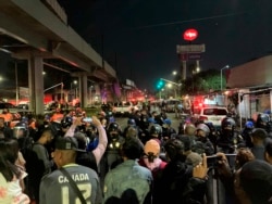 Polisi memblokir akses ke lokasi kecelakaan kereta bawah tanah setelah bagian Jalur 12 kereta bawah tanah runtuh di Mexico City, Rabu, 4 Mei 2021. (REUTERS)