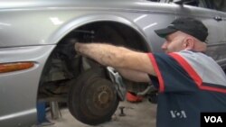 Izbeglica Jaša Ismailov otvorio je automehaničarsku radionicu u Šarlotsvilu.