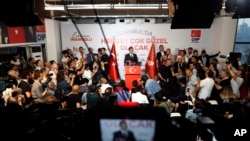 土耳其反对派候选人伊玛莫格鲁23日在伊斯坦布尔竞选总部发表讲话。