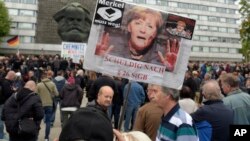 Kelompok nasionalis anti migran di Jerman mengecam Kanselir Angela Merkel dalam rapat umum anti migran di Chemnitz, Jerman timur (foto: dok). 