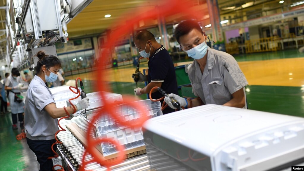 中国湖北武汉格力厂的工人在制作空调机的生产线上工作。（2021年8月9日）(photo:VOA)