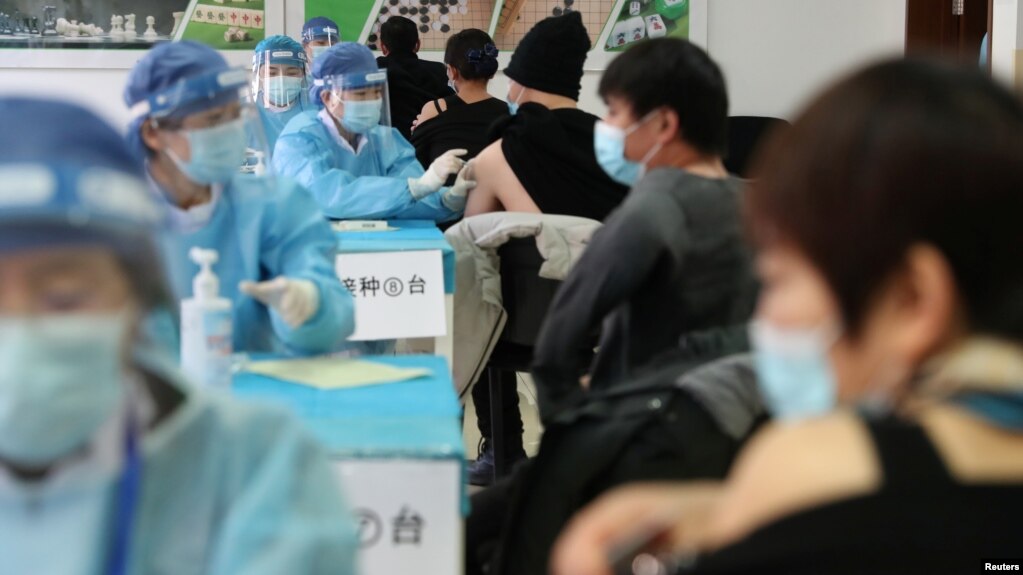 北京市海淀区的医护人员正在给居民接种新冠病毒疫苗。（2021年1月8日）(photo:VOA)