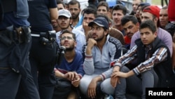 گروهی از پناهجویان، که عمدتا از کشورهای خاور میانه می آیند، در انتظار عبور از مرز اتریش و ورود به آلمان هستند - ۱۷ سپتامبر ۲۰۱۵ 