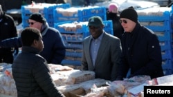 Пытаясь наверстать отставание от соперников, Джо Байден утром в субботу раздавал еду нуждающимся людям на улицах Манчестера, Нью-Гэмпшир