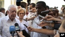 Former President Jimmy Carter (l) speaks with journalists, after visiting the Belen convent in Old Havana, Cuba, March 29, 2011