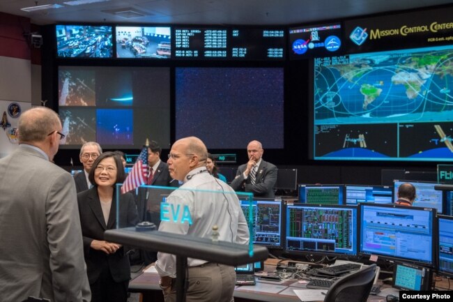 蔡英文参访NASA约翰逊航天中心任务控制中心 (图片来源：台湾总统府)