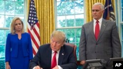 El presidente de EE.UU., Donald Trump, firma una orden ejecutivas para mantener a las familias unidas en la frontera, pero dijo que la política de cero tolerancia continuará. Junio 19 de 2018.